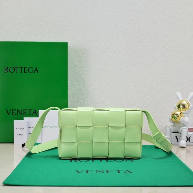Batch 1420 Real shots 👇BV Cassette’s trendy design is earth-shakingly beautiful. The handsome style with flamboyant personality has completely changed the dull style of the past. Beauty is a topic that women can never refuse. Walking on the streets of Milan, you can see her figure everywhere. It is called tofu bag, original sheepskin: the key point is that it can be controlled by both men and women, and has become a big celebrity in the fashion circle. Size 23*15*5 [6687#] fennel color